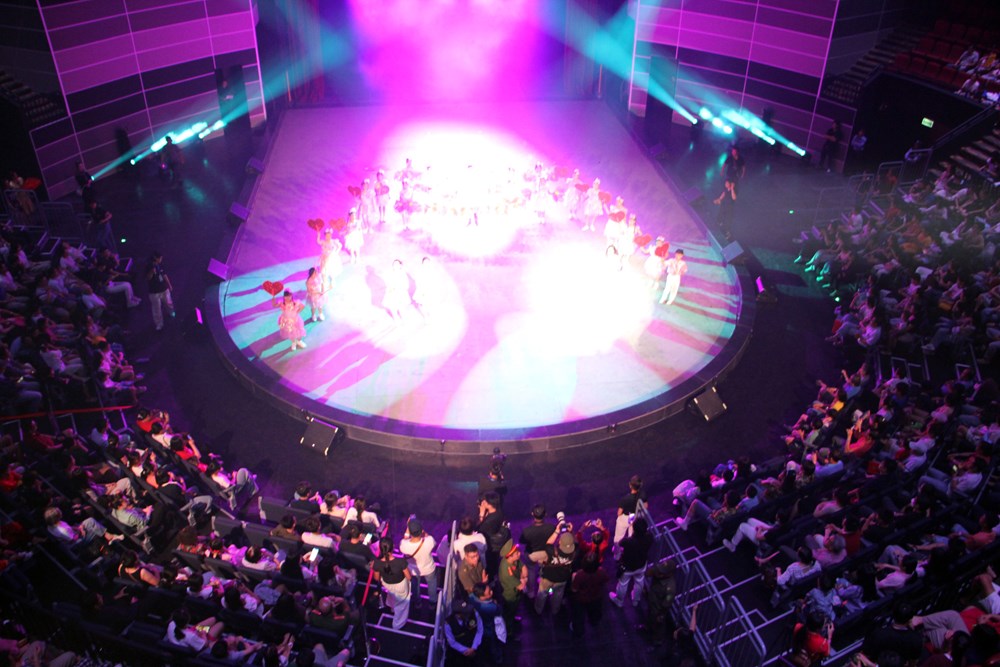 Khán giả kín Rạp Xiếc và Biểu diễn đa năng Phú Thọ trong suất diễn đầu tiên sáng 30.4 - ảnh 7