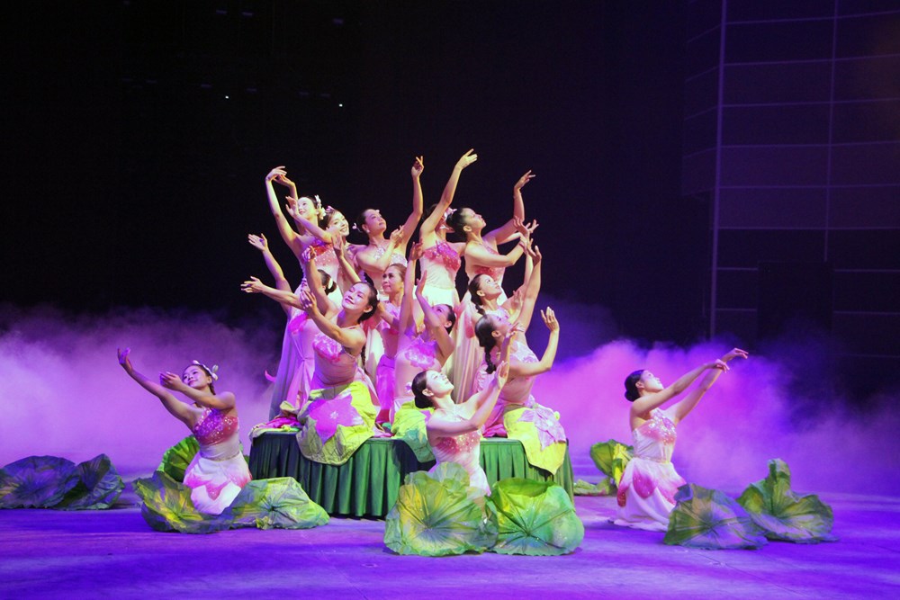 Khán giả kín Rạp Xiếc và Biểu diễn đa năng Phú Thọ trong suất diễn đầu tiên sáng 30.4 - ảnh 3