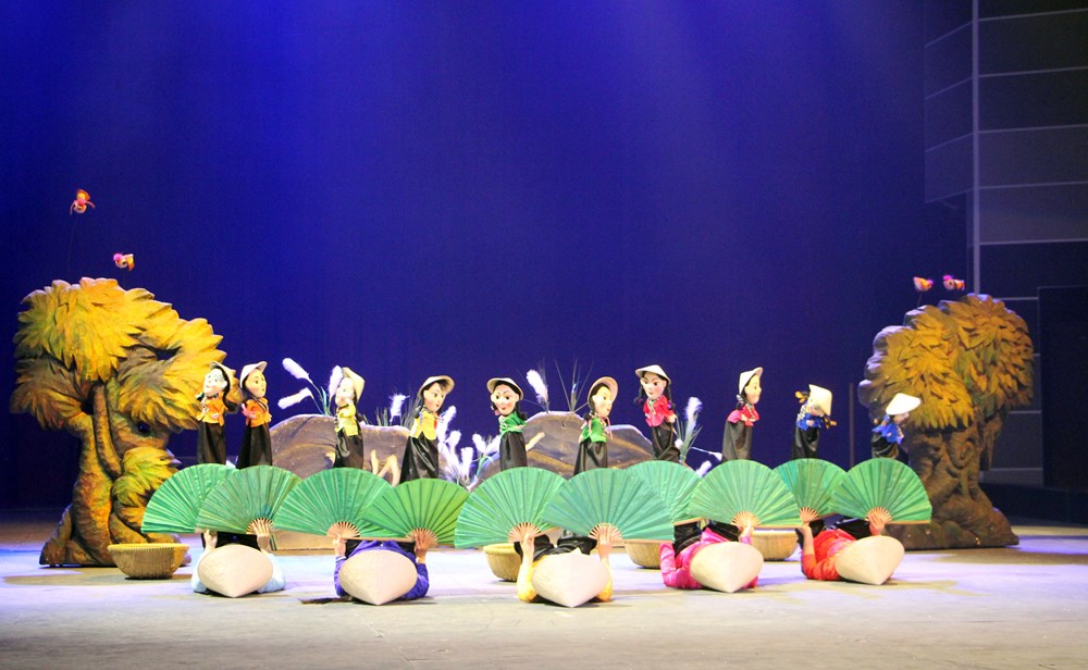 Khán giả kín Rạp Xiếc và Biểu diễn đa năng Phú Thọ trong suất diễn đầu tiên sáng 30.4 - ảnh 1