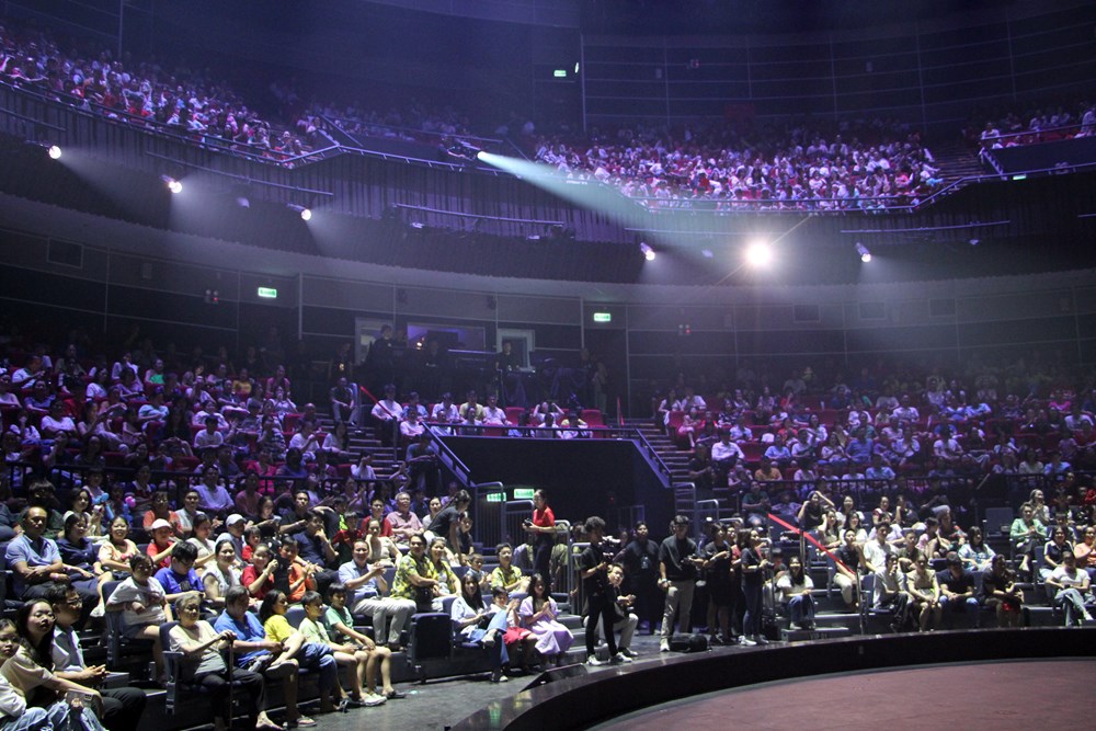 Khán giả kín Rạp Xiếc và Biểu diễn đa năng Phú Thọ trong suất diễn đầu tiên sáng 30.4 - ảnh 8