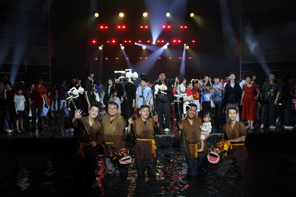 Khán giả kín Rạp Xiếc và Biểu diễn đa năng Phú Thọ trong suất diễn đầu tiên sáng 30.4 - ảnh 6