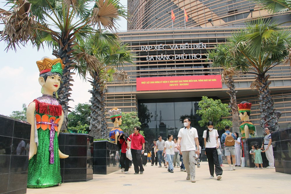 Khán giả kín Rạp Xiếc và Biểu diễn đa năng Phú Thọ trong suất diễn đầu tiên sáng 30.4 - ảnh 9