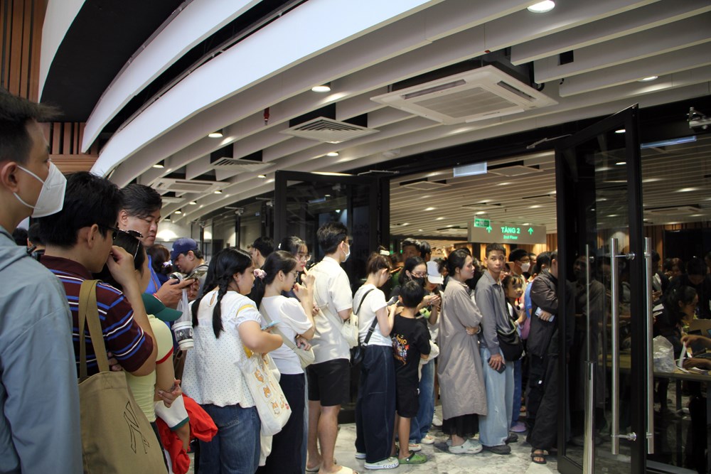 Khán giả kín Rạp Xiếc và Biểu diễn đa năng Phú Thọ trong suất diễn đầu tiên sáng 30.4 - ảnh 2