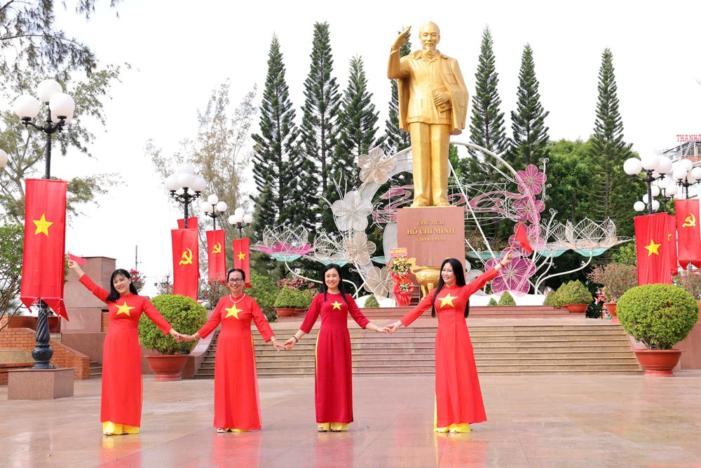 Cần Thơ rực rỡ cờ hoa chào mừng Ngày giải phóng miền Nam - ảnh 10
