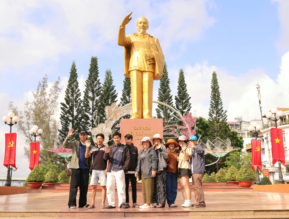 Cần Thơ rực rỡ cờ hoa chào mừng Ngày giải phóng miền Nam - ảnh 11