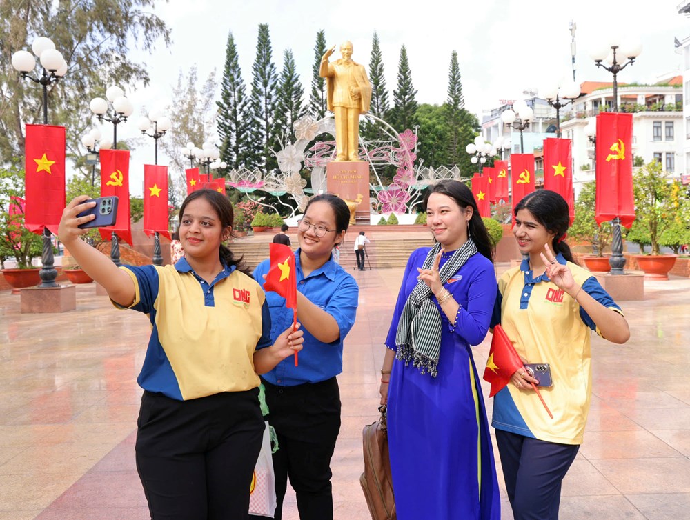 Cần Thơ rực rỡ cờ hoa chào mừng Ngày giải phóng miền Nam - ảnh 12