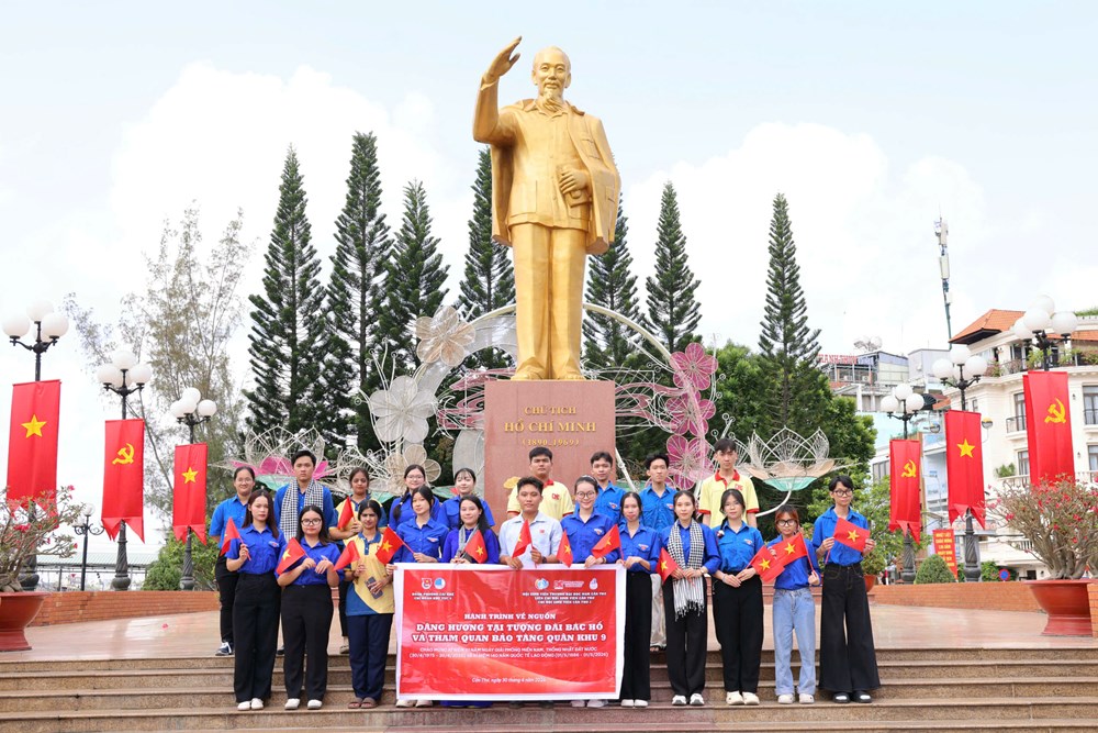 Cần Thơ rực rỡ cờ hoa chào mừng Ngày giải phóng miền Nam - ảnh 1