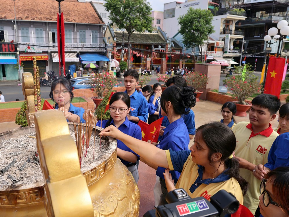 Cần Thơ rực rỡ cờ hoa chào mừng Ngày giải phóng miền Nam - ảnh 4