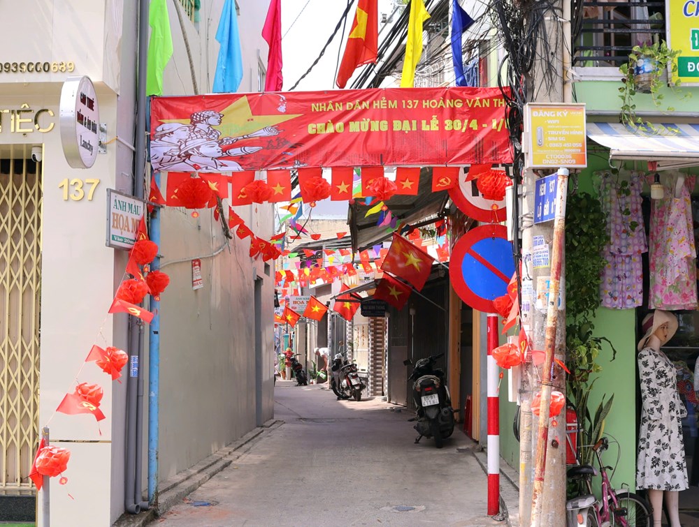 Cần Thơ rực rỡ cờ hoa chào mừng Ngày giải phóng miền Nam - ảnh 14