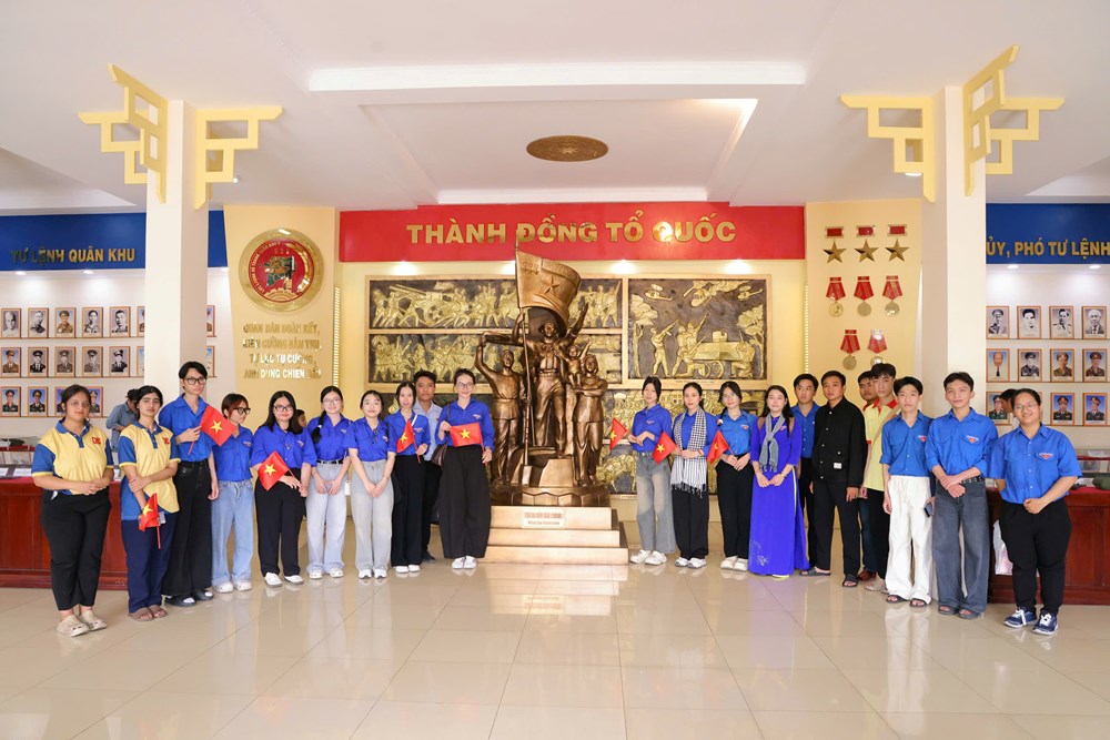 Cần Thơ rực rỡ cờ hoa chào mừng Ngày giải phóng miền Nam - ảnh 6