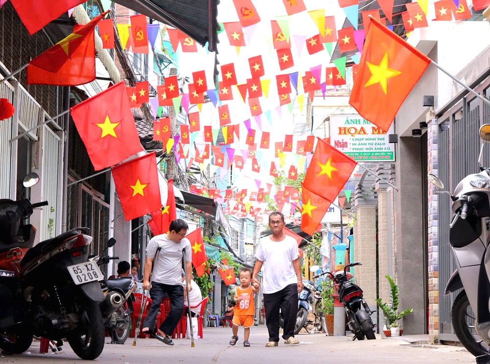 Cần Thơ rực rỡ cờ hoa chào mừng Ngày giải phóng miền Nam - ảnh 2