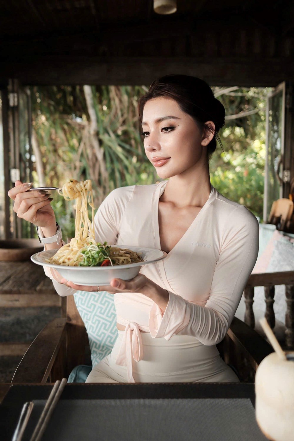 Triết lý sống xanh, ăn sạch của HLV thể hình Bùi Mai Hương - ảnh 1