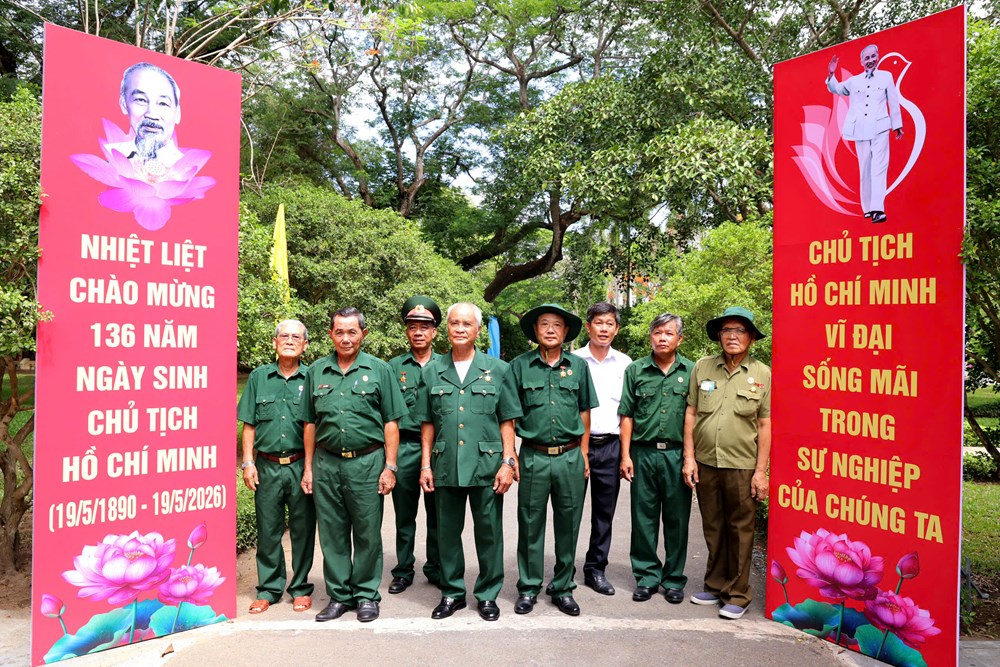 Người dân miền Tây Nam Bộ về Long Đức tưởng nhớ Bác Hồ    - ảnh 2