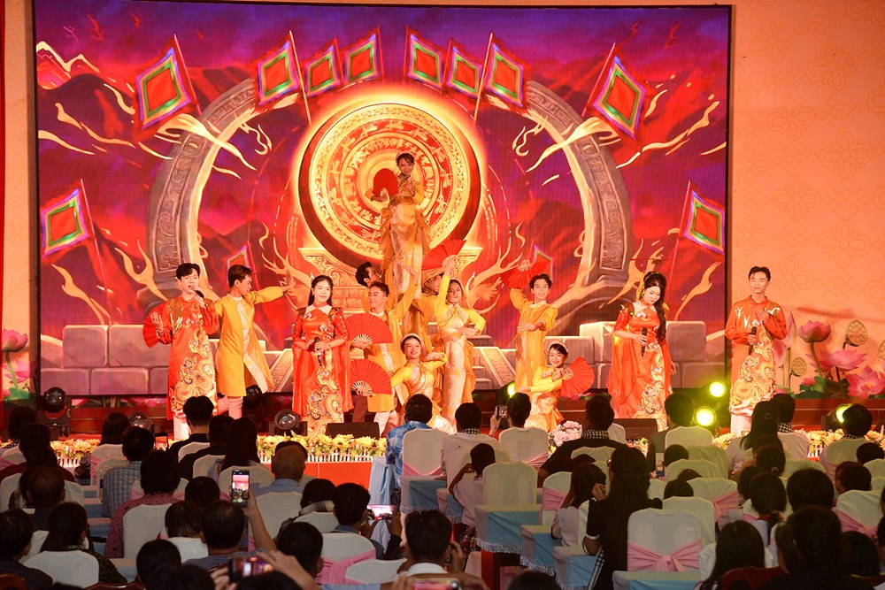 Lan tỏa tinh thần sẻ chia qua chương trình nghệ thuật “Ánh lửa từ tro tàn” - ảnh 2