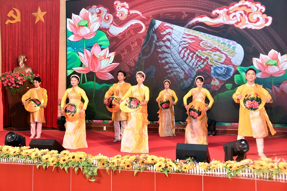 Lan tỏa tinh thần sẻ chia qua chương trình nghệ thuật “Ánh lửa từ tro tàn” - ảnh 3