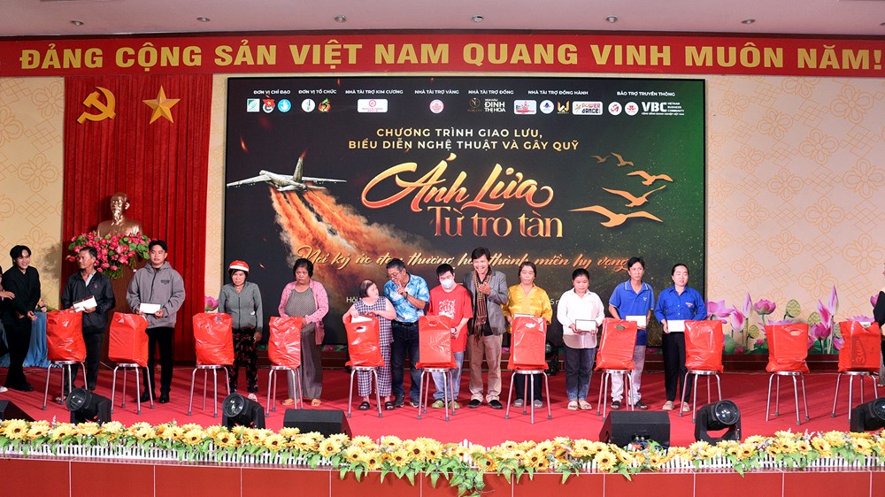 Lan tỏa tinh thần sẻ chia qua chương trình nghệ thuật “Ánh lửa từ tro tàn” - ảnh 7
