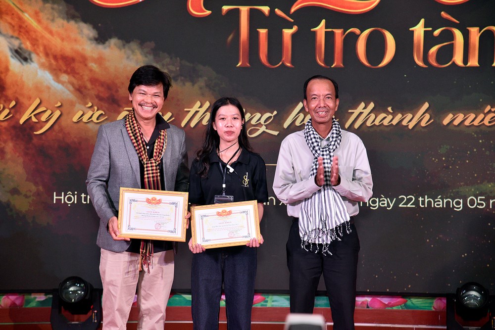 Lan tỏa tinh thần sẻ chia qua chương trình nghệ thuật “Ánh lửa từ tro tàn” - ảnh 8