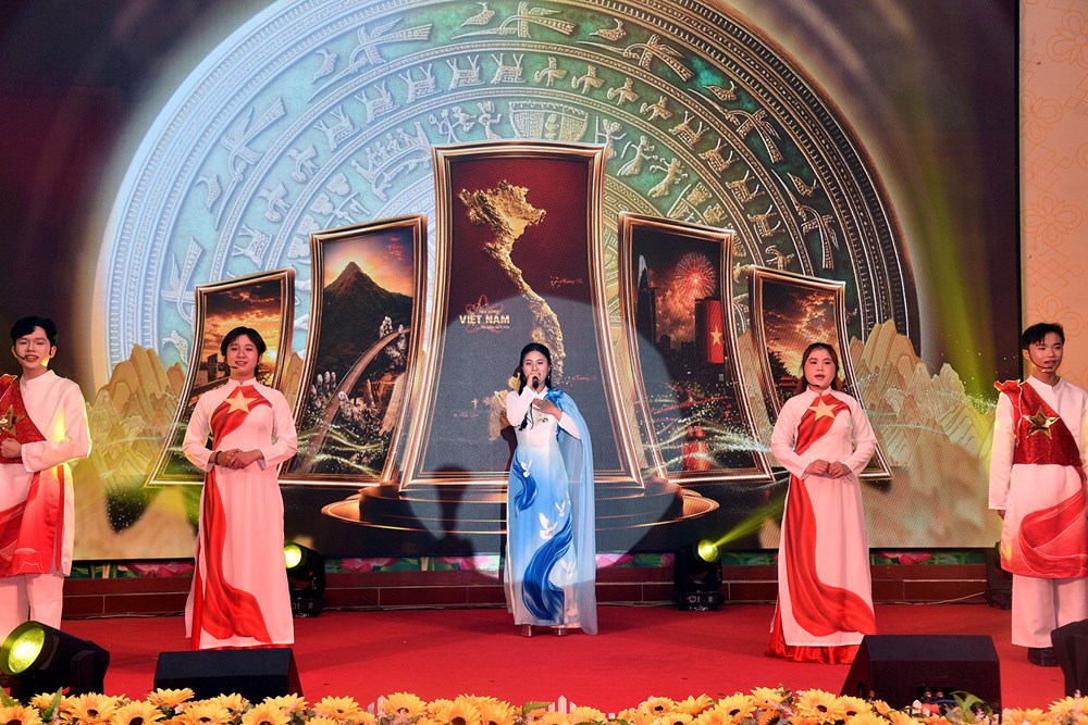 Lan tỏa tinh thần sẻ chia qua chương trình nghệ thuật “Ánh lửa từ tro tàn” - ảnh 5