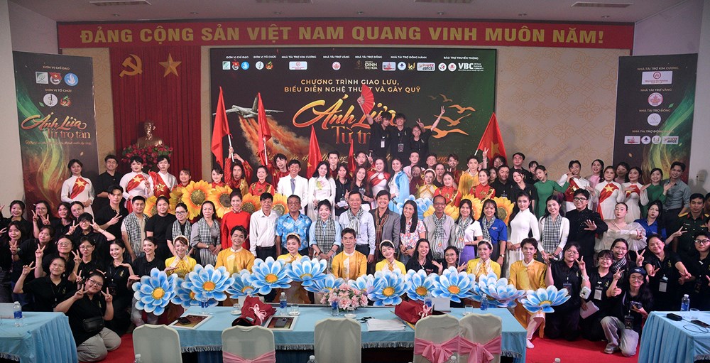 Lan tỏa tinh thần sẻ chia qua chương trình nghệ thuật “Ánh lửa từ tro tàn” - ảnh 9