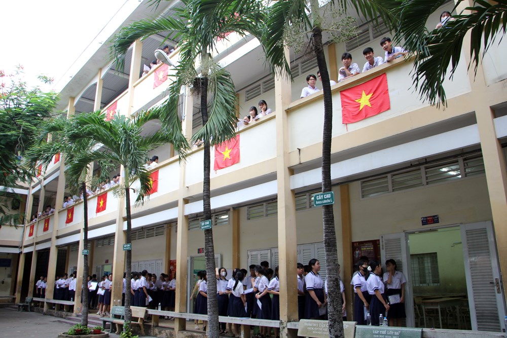 Sáng nay, hơn 151.000 thí sinh TP.HCM thi tuyển sinh lớp 10 công lập - ảnh 2