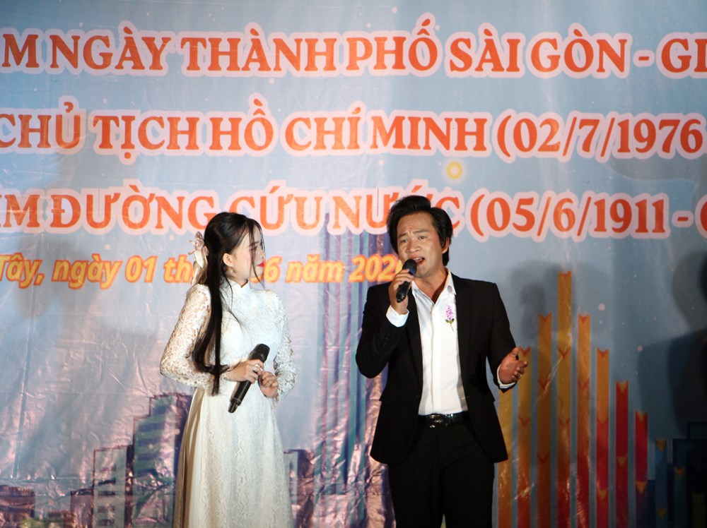 Văn nghệ chào mừng 50 năm Thành phố mang tên Bác tại phường Trung Mỹ Tây - ảnh 8