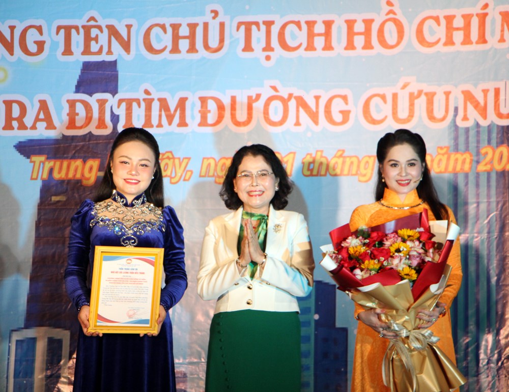 Văn nghệ chào mừng 50 năm Thành phố mang tên Bác tại phường Trung Mỹ Tây - ảnh 1