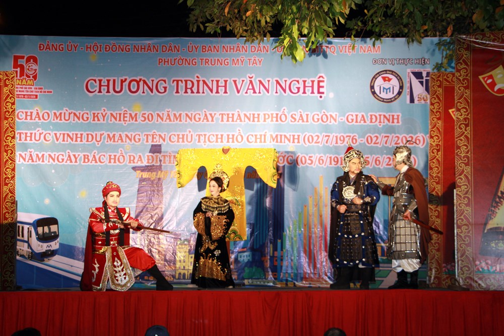 Văn nghệ chào mừng 50 năm Thành phố mang tên Bác tại phường Trung Mỹ Tây - ảnh 2