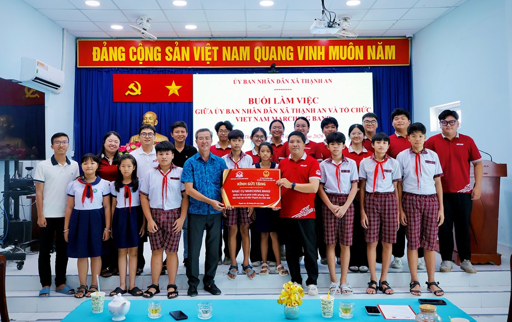Trao tặng nhạc cụ Marching Band cho xã đảo Thạnh An, TP.HCM - ảnh 1