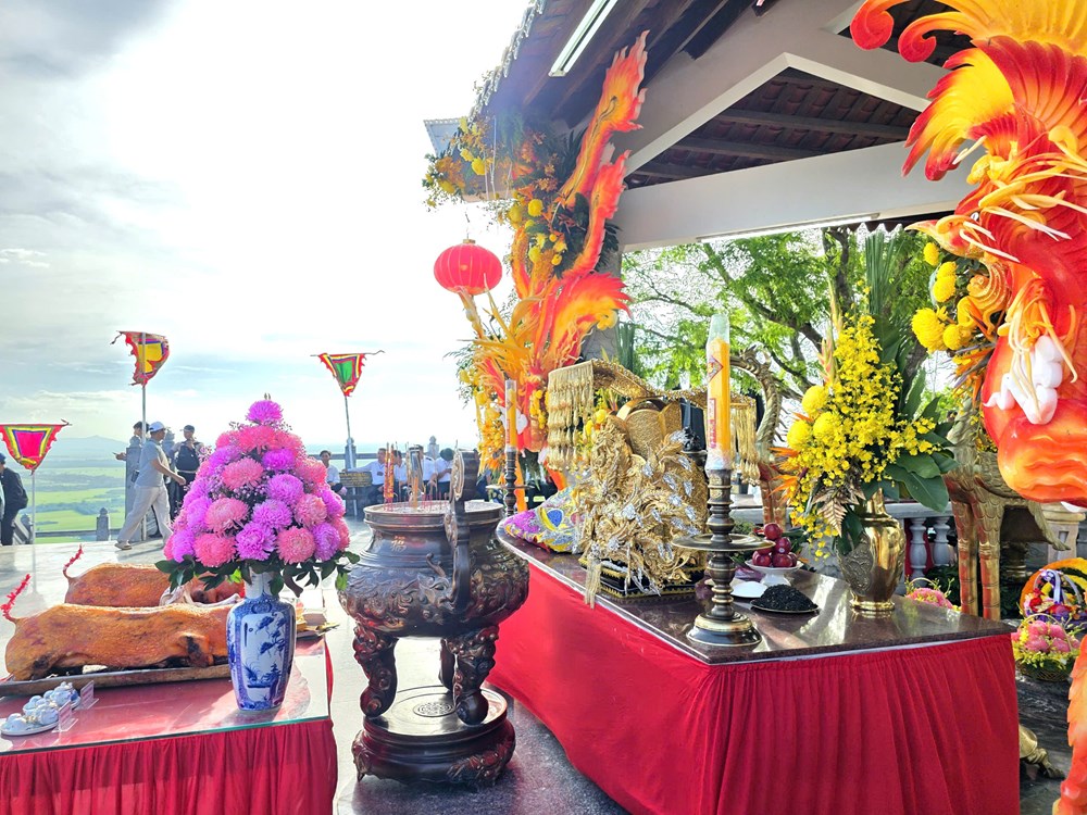 Dòng người đổ về dự Lễ phục hiện rước tượng Bà Chúa Xứ núi Sam năm 2026 - ảnh 9