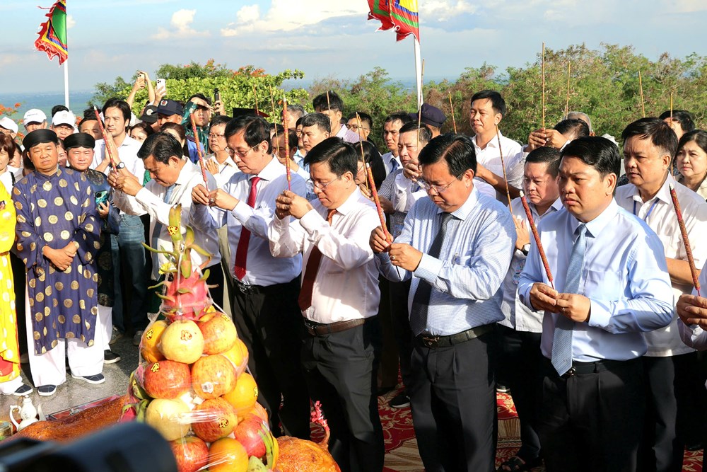 Dòng người đổ về dự Lễ phục hiện rước tượng Bà Chúa Xứ núi Sam năm 2026 - ảnh 17