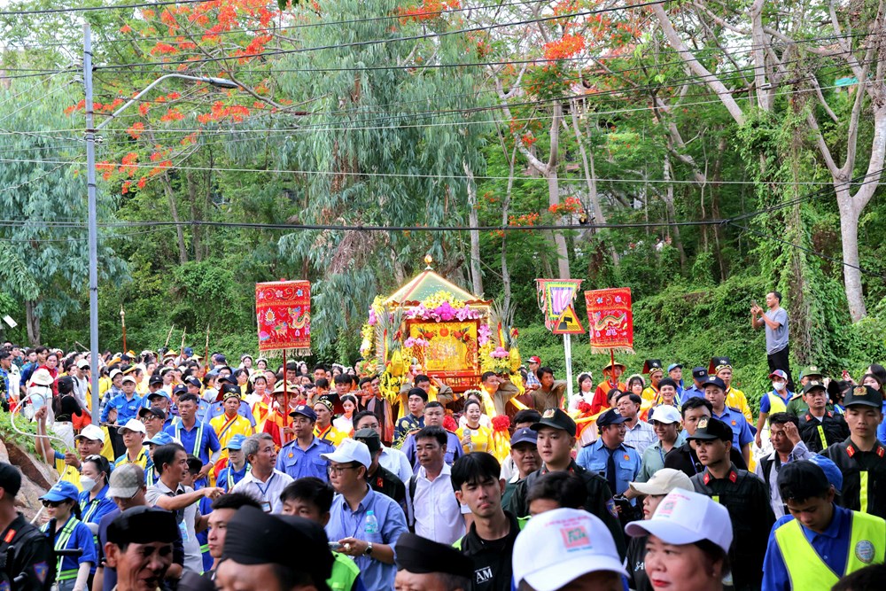 Dòng người đổ về dự Lễ phục hiện rước tượng Bà Chúa Xứ núi Sam năm 2026 - ảnh 2