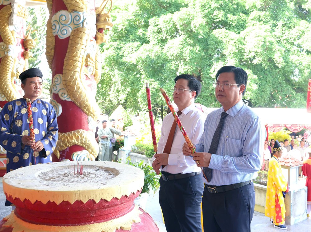 Dòng người đổ về dự Lễ phục hiện rước tượng Bà Chúa Xứ núi Sam năm 2026 - ảnh 4