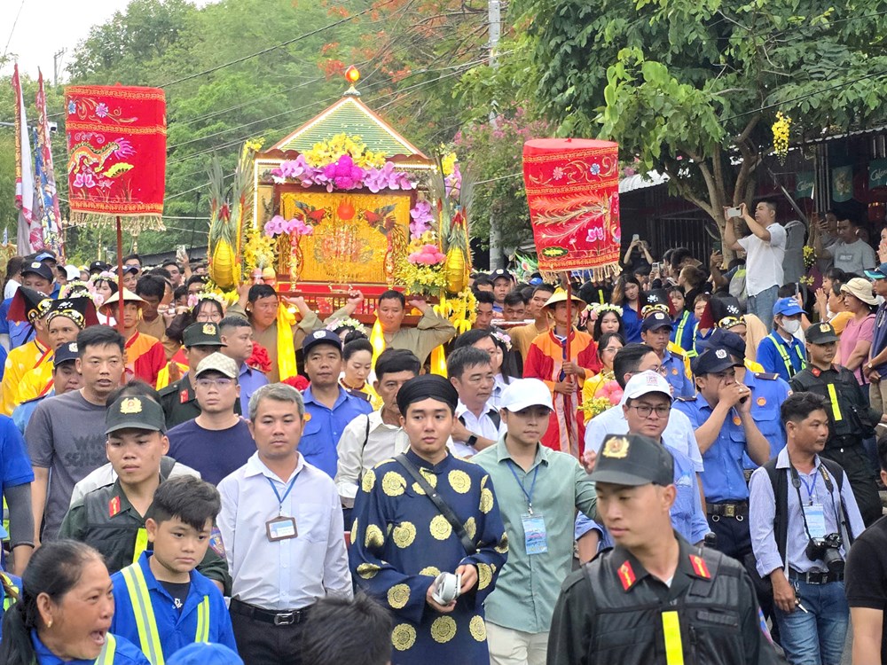 Dòng người đổ về dự Lễ phục hiện rước tượng Bà Chúa Xứ núi Sam năm 2026 - ảnh 13