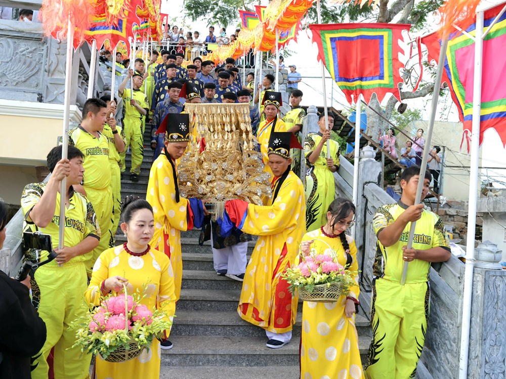 Dòng người đổ về dự Lễ phục hiện rước tượng Bà Chúa Xứ núi Sam năm 2026 - ảnh 8