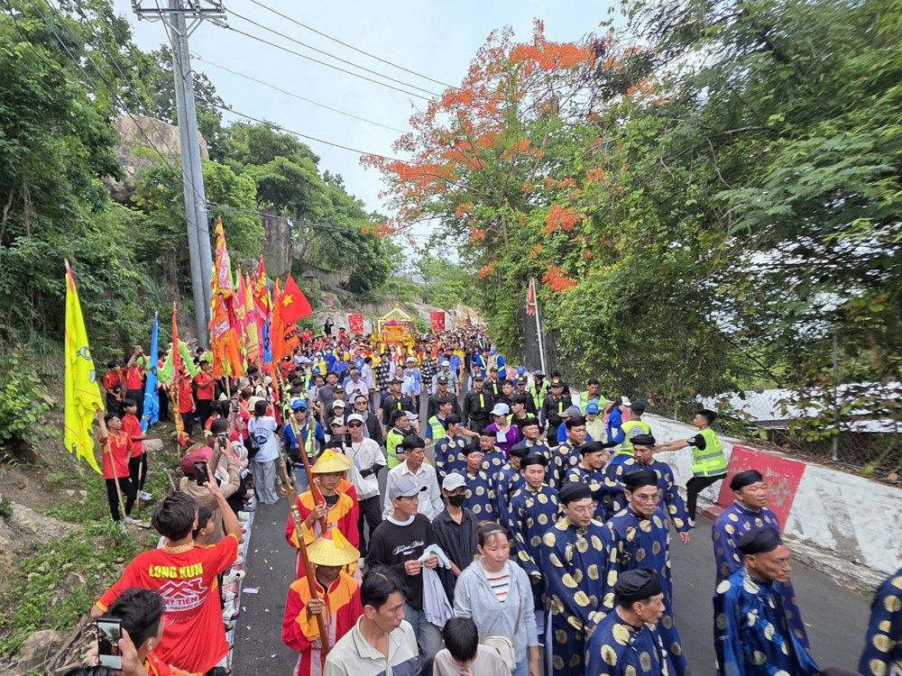 Dòng người đổ về dự Lễ phục hiện rước tượng Bà Chúa Xứ núi Sam năm 2026 - ảnh 12