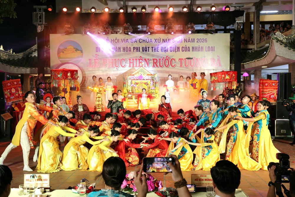 Dòng người đổ về dự Lễ phục hiện rước tượng Bà Chúa Xứ núi Sam năm 2026 - ảnh 1