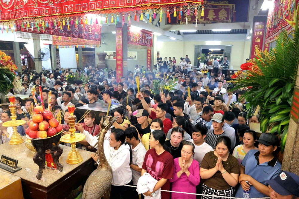 Dòng người đổ về dự Lễ phục hiện rước tượng Bà Chúa Xứ núi Sam năm 2026 - ảnh 16
