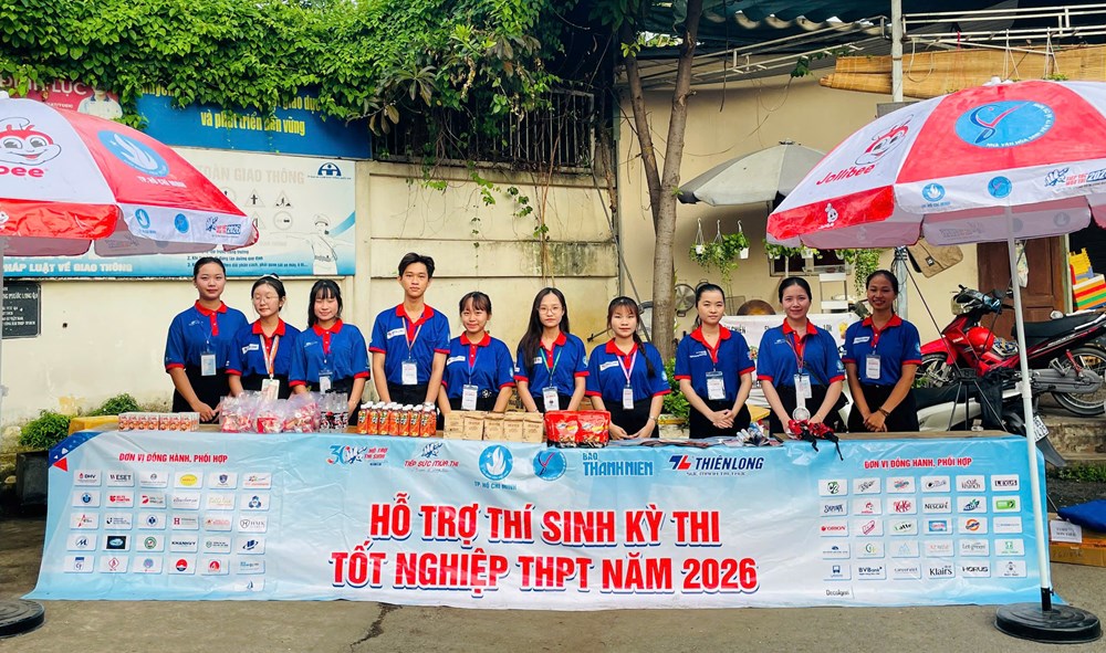 Sinh viên tình nguyện tiếp sức sĩ tử trên từng cây số - ảnh 8