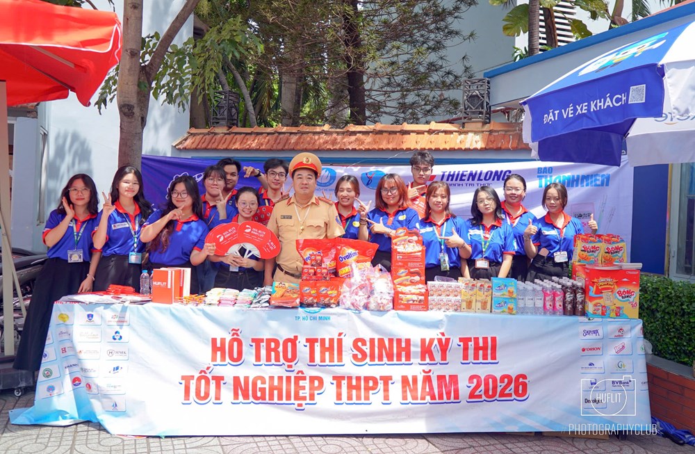 Sinh viên tình nguyện tiếp sức sĩ tử trên từng cây số - ảnh 5