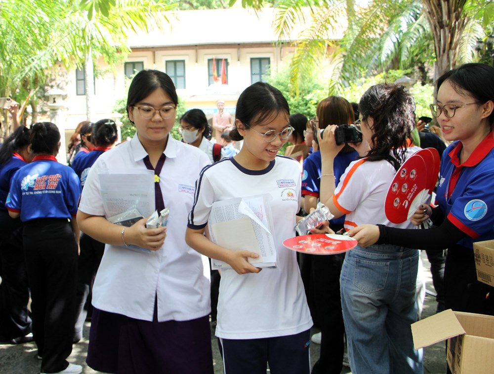 Sinh viên tình nguyện tiếp sức sĩ tử trên từng cây số - ảnh 3