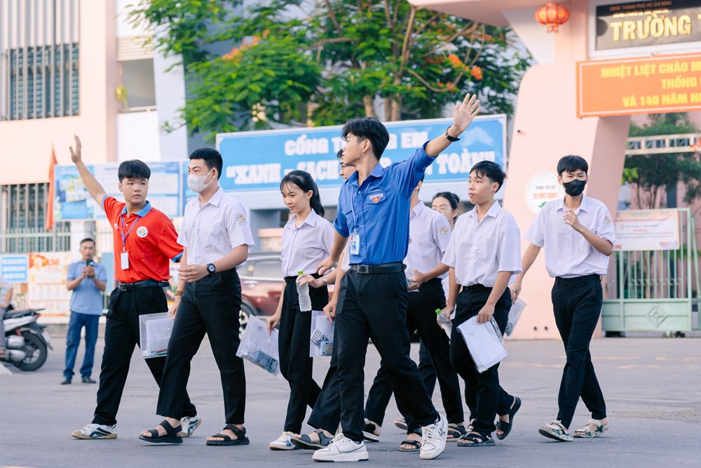 Sinh viên tình nguyện tiếp sức sĩ tử trên từng cây số - ảnh 1
