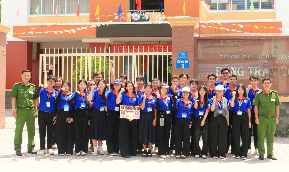 Sinh viên tình nguyện tiếp sức sĩ tử trên từng cây số - ảnh 6