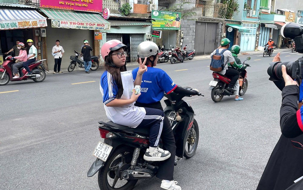 Sinh viên tình nguyện tiếp sức sĩ tử trên từng cây số - ảnh 2