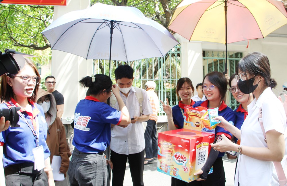 Sinh viên tình nguyện tiếp sức sĩ tử trên từng cây số - ảnh 4