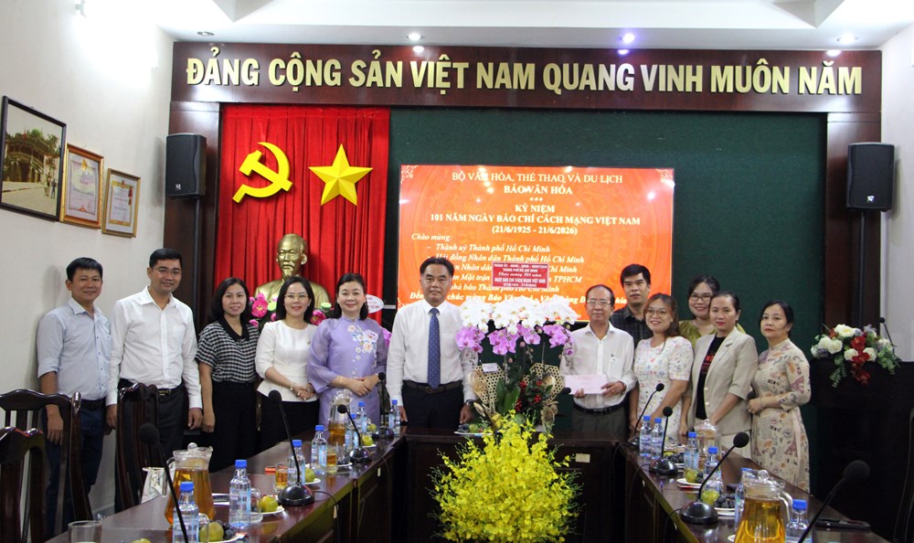 Lãnh đạo TP.HCM thăm, chúc mừng Báo Văn Hóa nhân Ngày Báo chí Cách mạng Việt Nam - ảnh 4