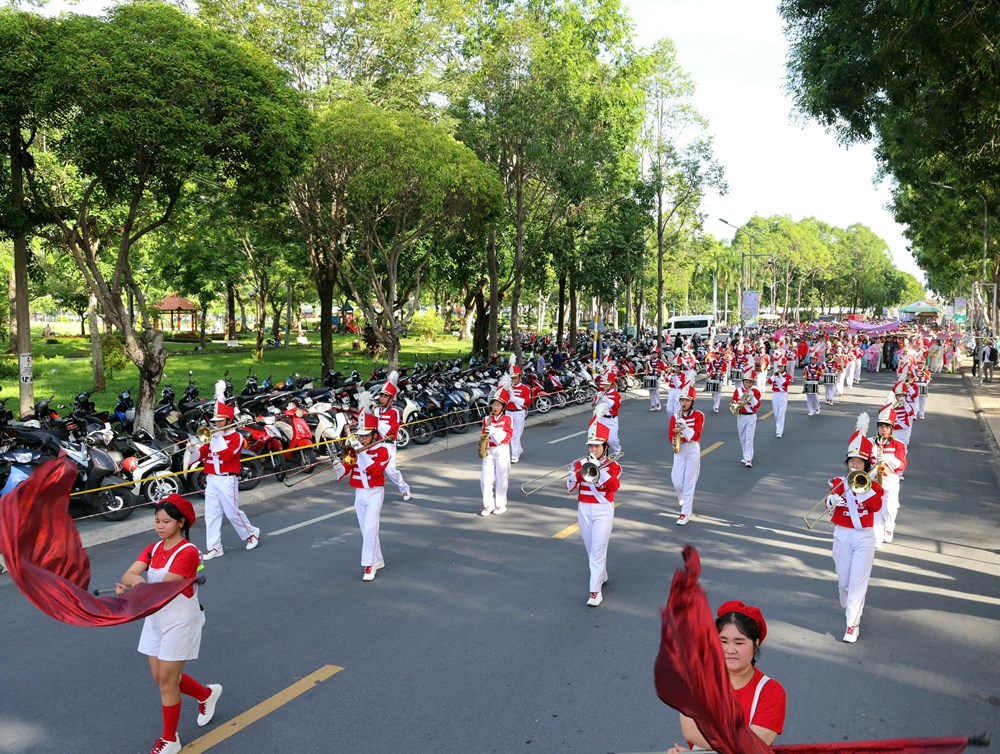 Khai mạc biểu diễn khinh khí cầu nghệ thuật và diễu hành áo dài Sen - ảnh 7