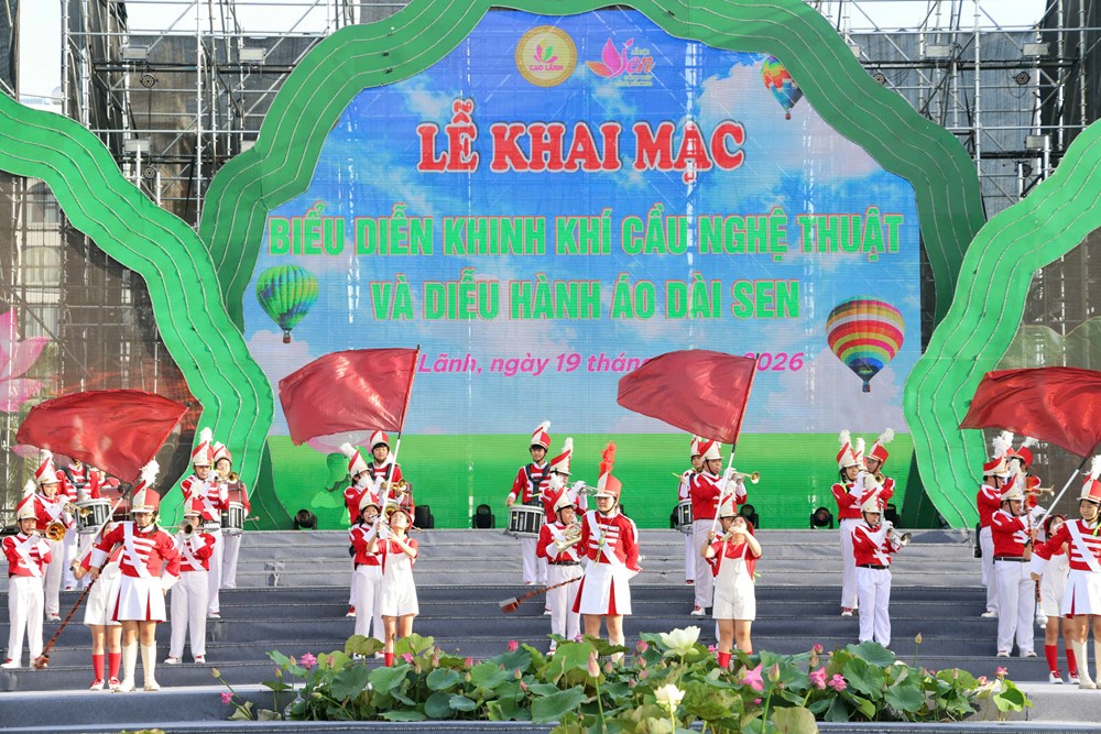 Khai mạc biểu diễn khinh khí cầu nghệ thuật và diễu hành áo dài Sen - ảnh 1