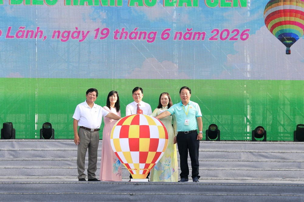 Khai mạc biểu diễn khinh khí cầu nghệ thuật và diễu hành áo dài Sen - ảnh 2