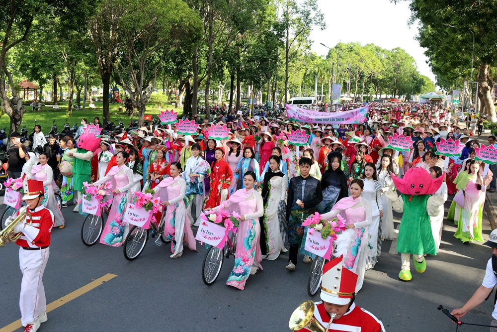 Khai mạc biểu diễn khinh khí cầu nghệ thuật và diễu hành áo dài Sen - ảnh 5