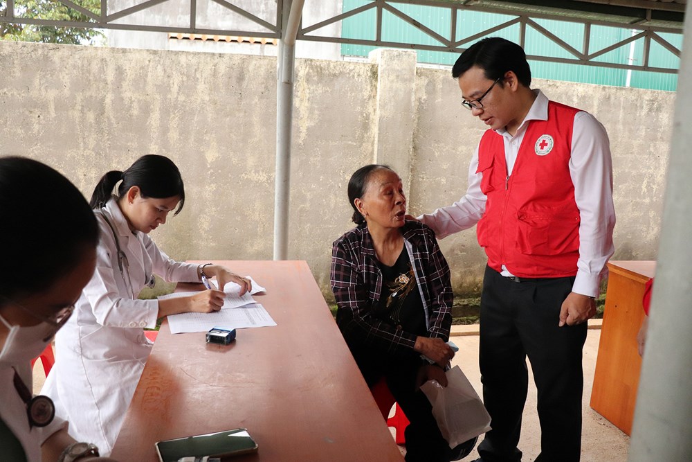 Khám bệnh, trao quà cho người dân và học sinh có hoàn cảnh khó khăn tại Lâm Đồng - ảnh 5